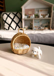 Miniatur-Hundehütte aus Rattan mit kleinem Plüschhund – Puppenhausmöbel