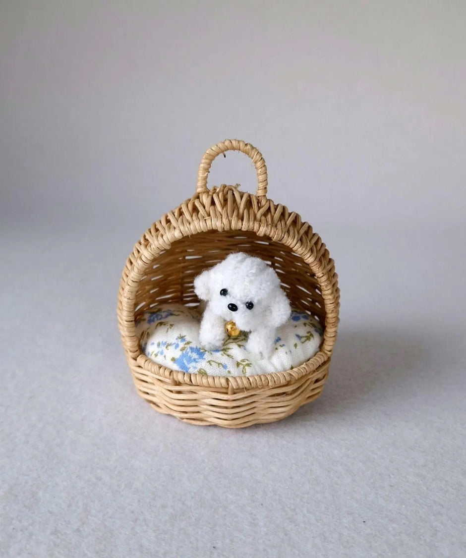 Miniatur-Hundehütte aus Rattan mit kleinem Plüschhund – Puppenhausmöbel