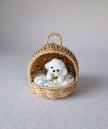 Miniatur-Hundehütte aus Rattan mit kleinem Plüschhund – Puppenhausmöbel