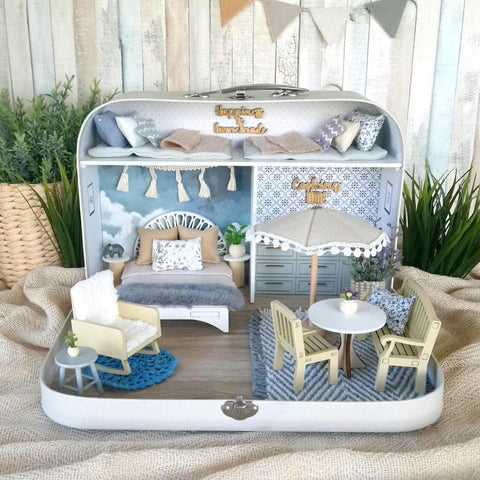 Blueberry Haven – großes Koffer-Puppenhaus in zartem Blau mit Schlafzimmer, Sonnenschirm und Essgruppe, Maßstab 1:12