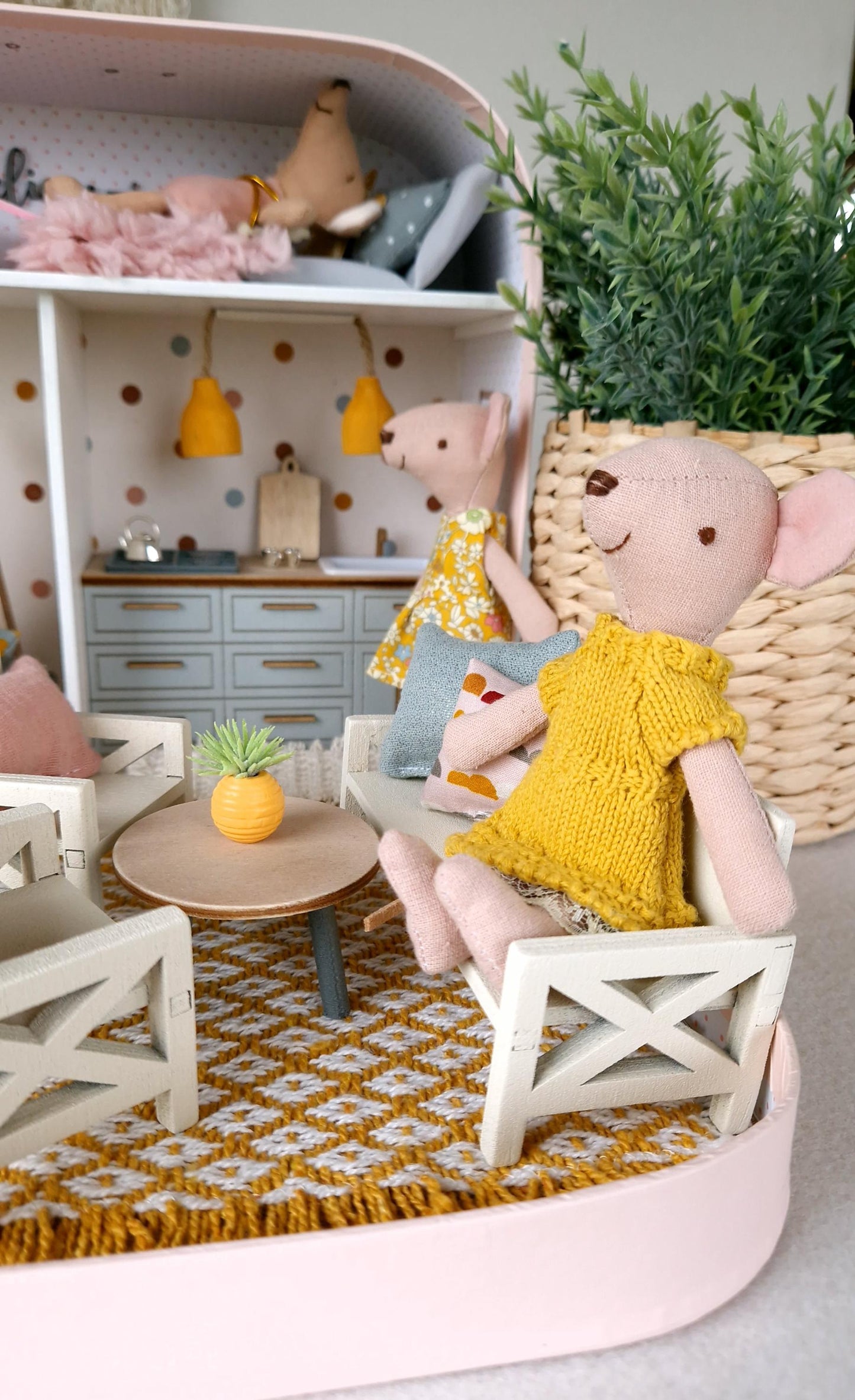 Gemütliches Pastellhaus – Großes Puppenhaus im Koffer