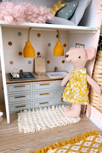 Gemütliches Pastellhaus – Großes Puppenhaus im Koffer