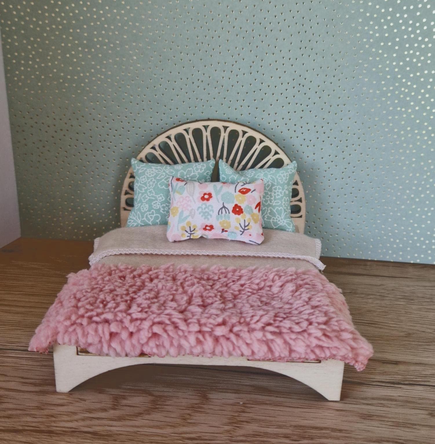 DIY Miniatur-Art-Deco-Bett – Puppenmöbel aus Holz für Maileg