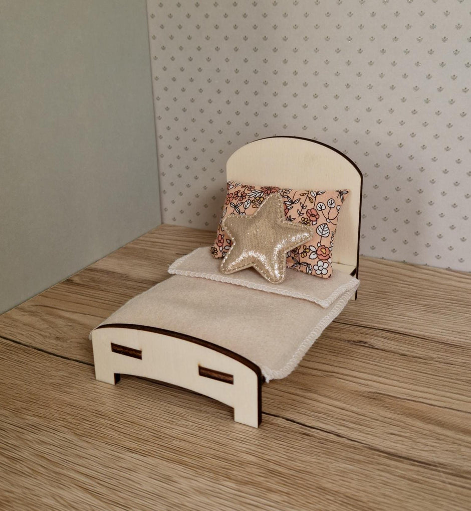DIY-Miniaturbett – Weiche Kurven & gemütliche Schlichtheit