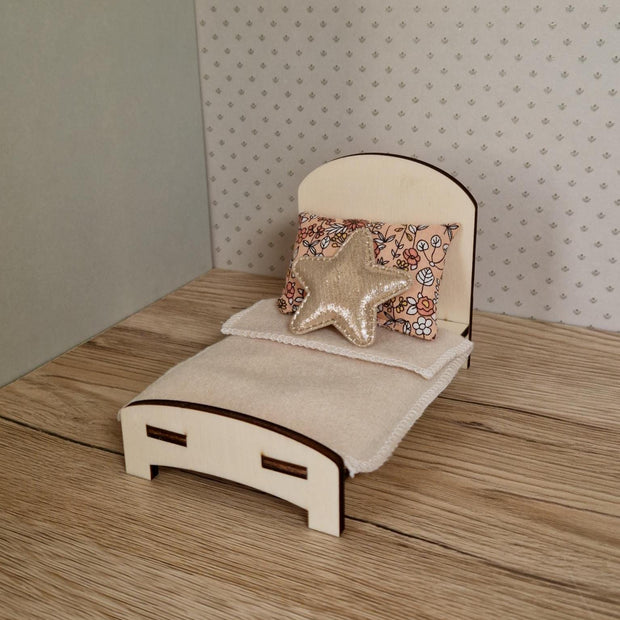 DIY-Miniaturbett – Weiche Kurven & gemütliche Schlichtheit