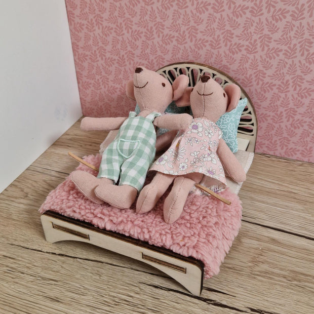 DIY Miniatur-Art-Deco-Bett – Puppenmöbel aus Holz für Maileg