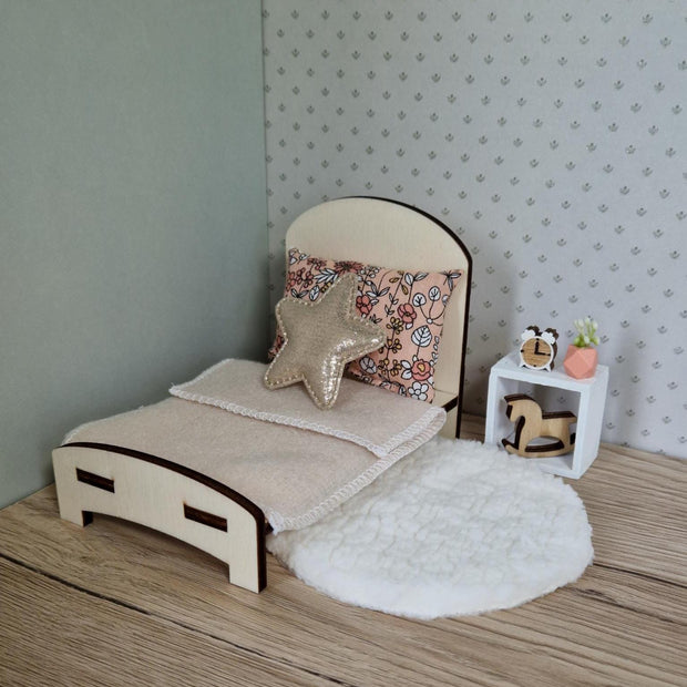 DIY-Miniaturbett – Weiche Kurven & gemütliche Schlichtheit