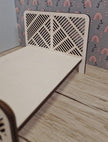 Diagonales DIY-Bett – Miniatur-Puppenhausbett aus Holz