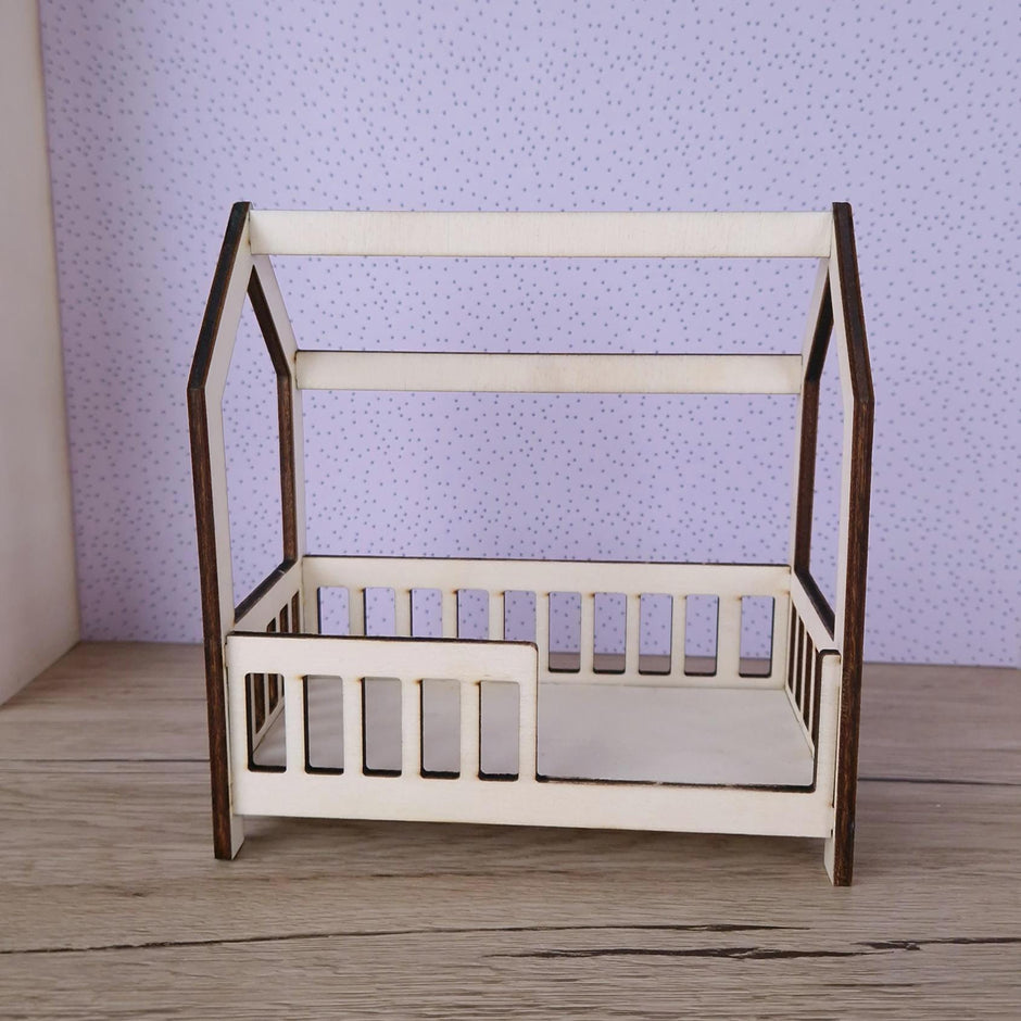 Miniatur-Spielhausbett zum Selberbauen – Puppenhausbett aus Holz für Maileg & Puppen