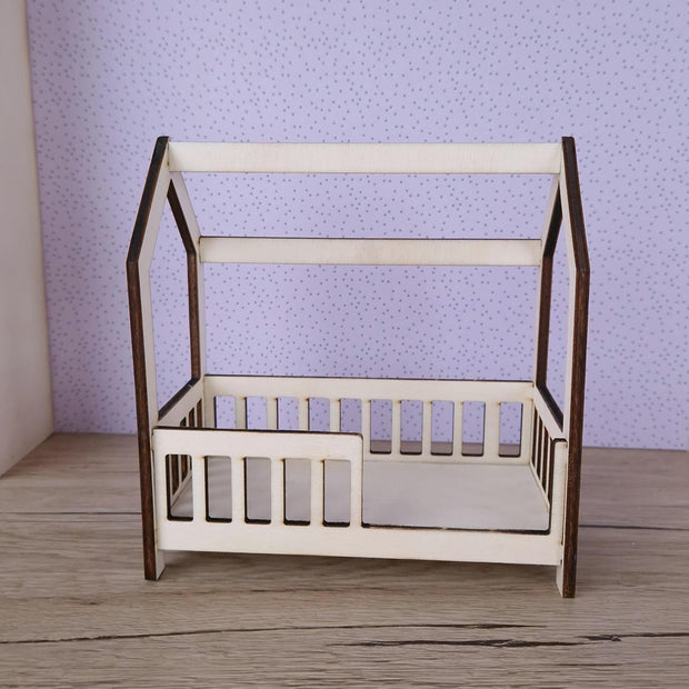 Miniatur-Spielhausbett zum Selberbauen – Puppenhausbett aus Holz für Maileg & Puppen