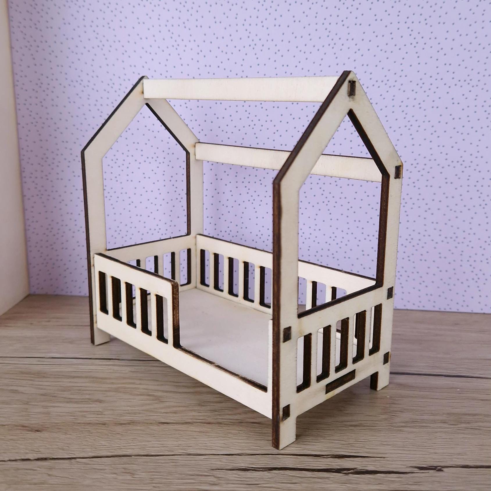 Miniatur-Spielhausbett zum Selberbauen – Puppenhausbett aus Holz für Maileg & Puppen
