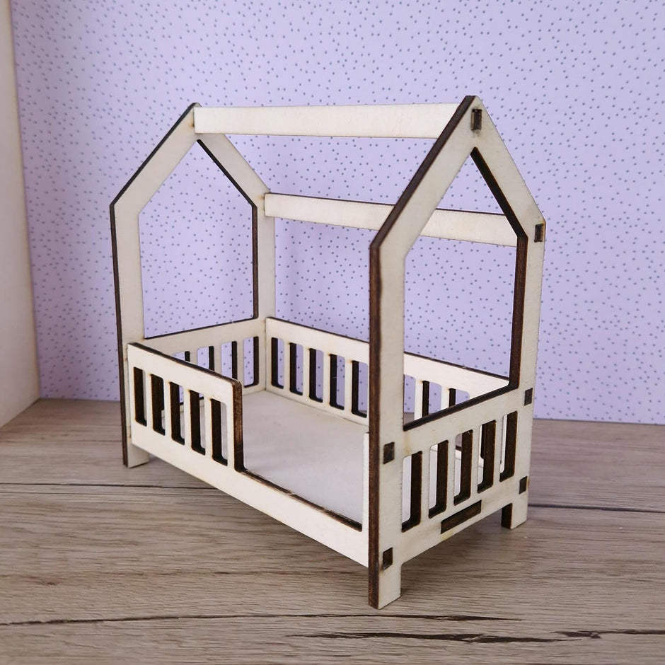 Miniatur-Spielhausbett zum Selberbauen – Puppenhausbett aus Holz für Maileg & Puppen