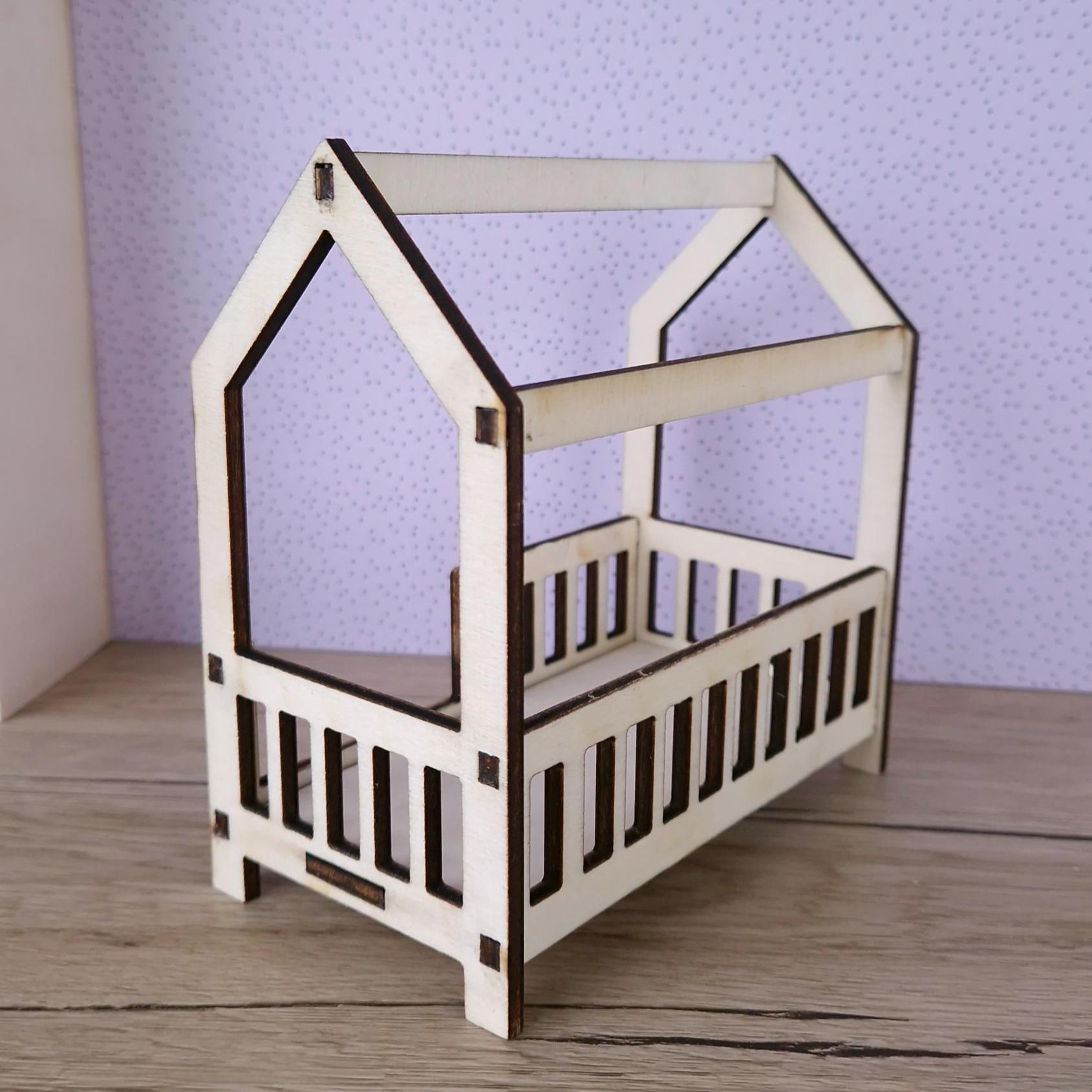 Miniatur-Spielhausbett zum Selberbauen – Puppenhausbett aus Holz für Maileg & Puppen