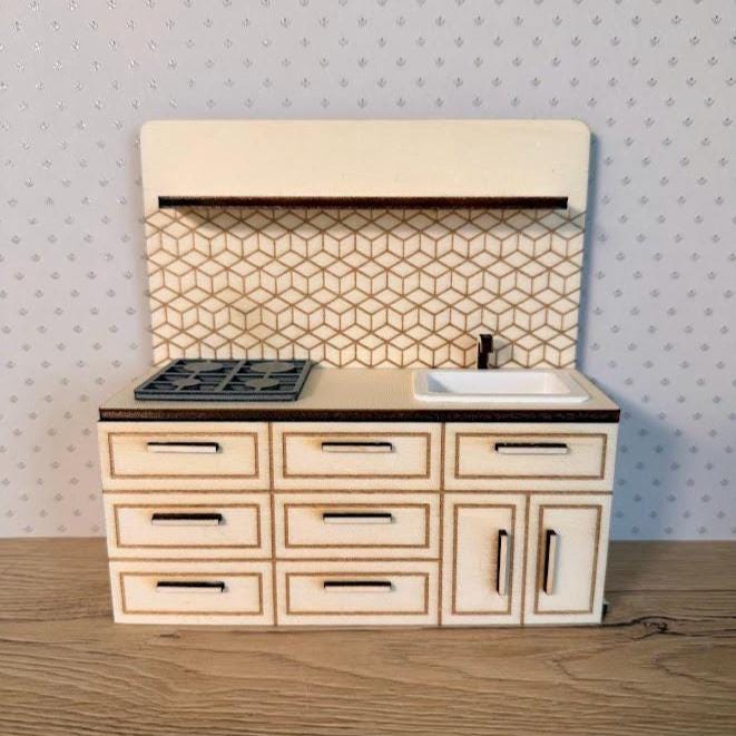 Geometrische Miniaturküche zum Selbermachen – Moderne minimalistische Puppenhausmöbel