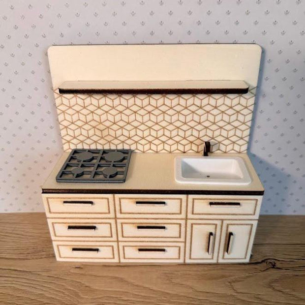 Geometrische Miniaturküche zum Selbermachen – Moderne minimalistische Puppenhausmöbel