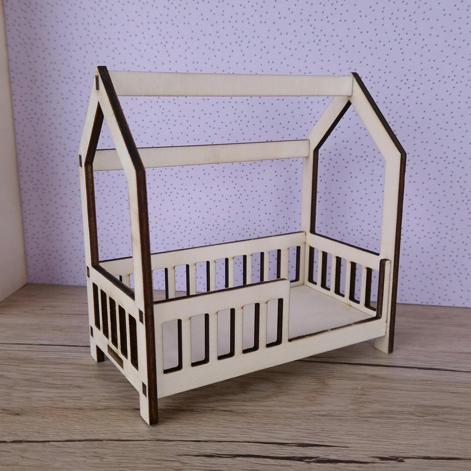 Miniatur-Spielhausbett zum Selberbauen – Puppenhausbett aus Holz für Maileg & Puppen