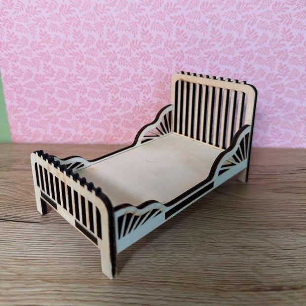 DIY Vintage Jugendstil-Miniaturbett – Holzmöbel für Maileg & Puppen