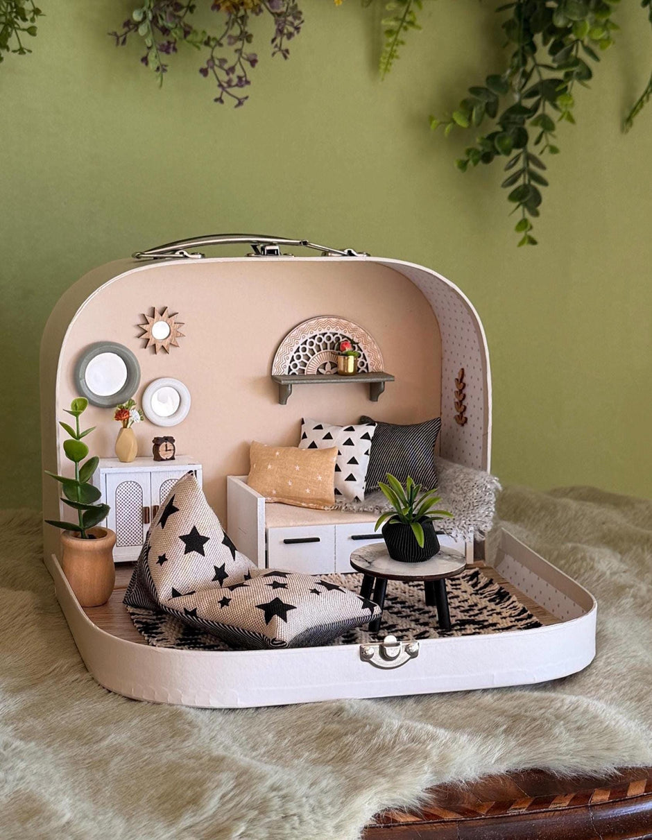 Scandinavian House – kleines Koffer-Puppenhaus mit weißem Schlafsofa, Sternen-Bodenkissen, rundem schwarzem Tisch und Boho-Wanddeko
