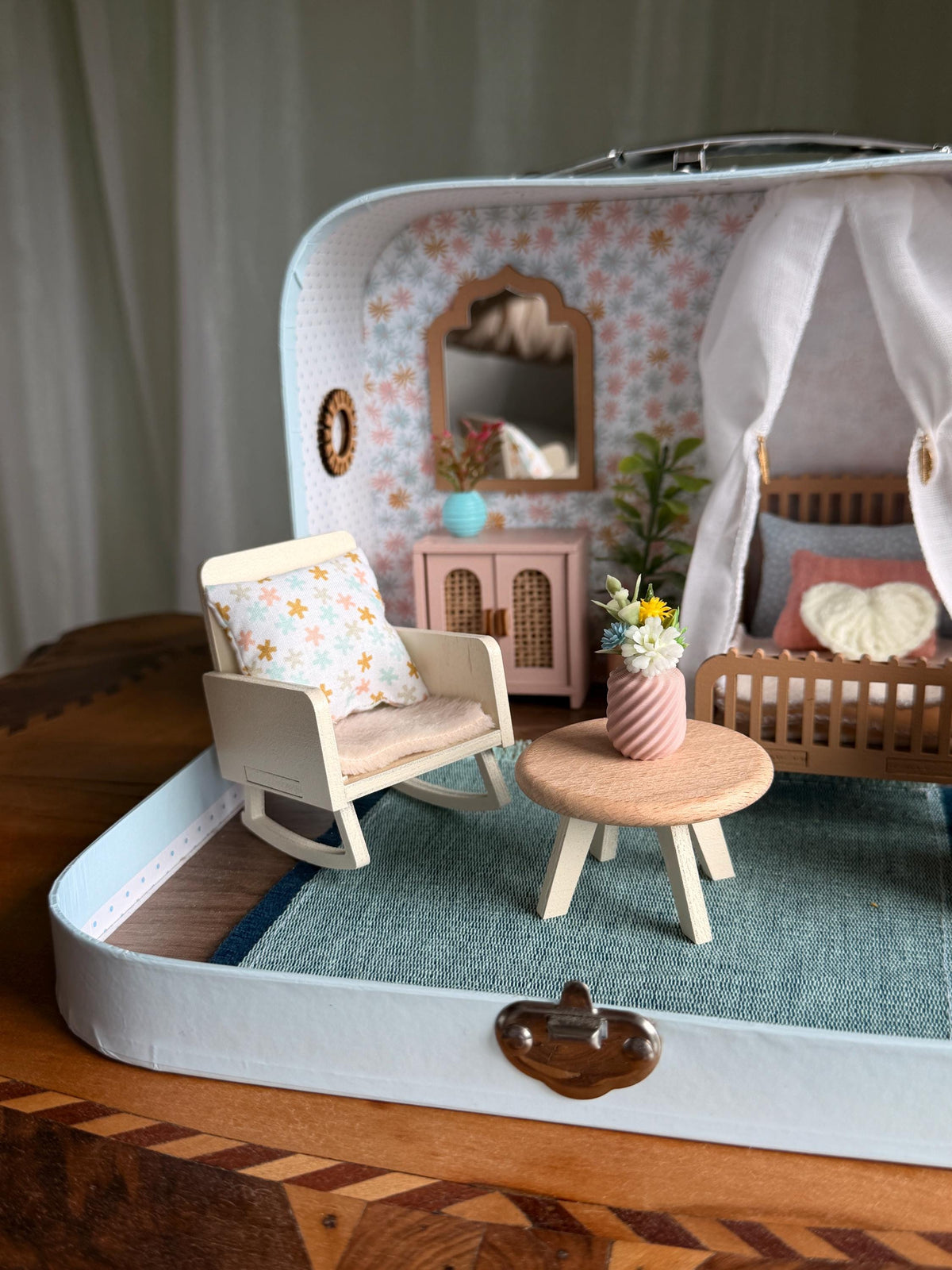 Daydream – Small Suitcase Dollhouse, handmade in Slovenia – photo 9