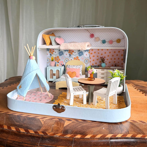 Happy Nest – mittleres Koffer-Puppenhaus mit Spieltipi, Girlande, rundem Esstisch und Hochbett