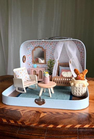 Daydream – kleines Koffer-Puppenhaus mit Himmelbett, Schaukelstuhl und Plüschhase, Maßstab 1:12