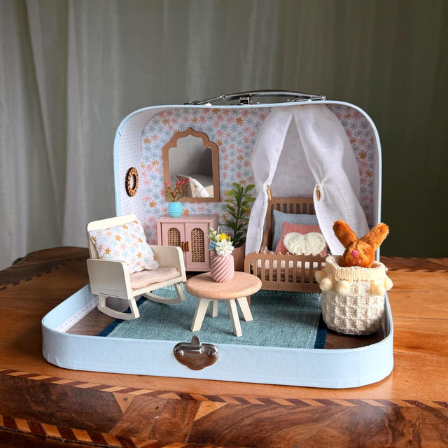 Daydream – kleines Koffer-Puppenhaus mit Himmelbett, Schaukelstuhl und Plüschhase, Maßstab 1:12