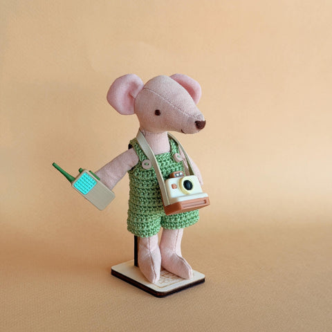 Pip, eine handgemachte Stoffmaus in grün karierter Latzhose mit winziger Kamera und Walkie-Talkie