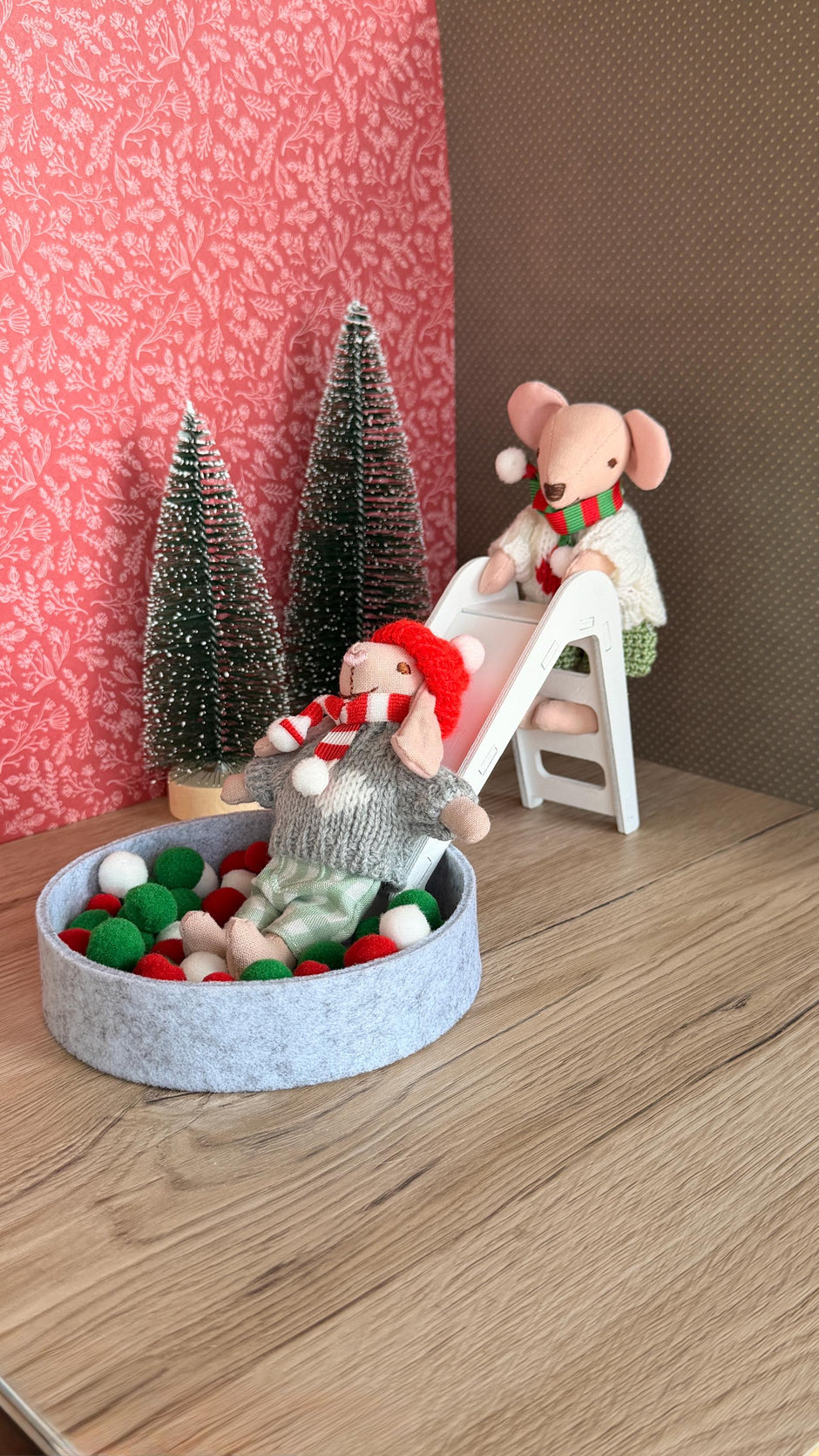 Christmas Slide Set – Miniature Slide with Pom-Pom Ball Pit – photo 4