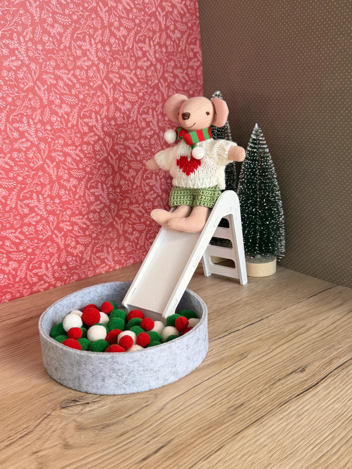 Christmas Slide Set – Miniature Slide with Pom-Pom Ball Pit – photo 1