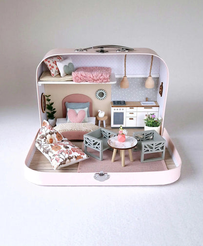 Pastellblüte – Puppenhaus im mittleren Kofferformat