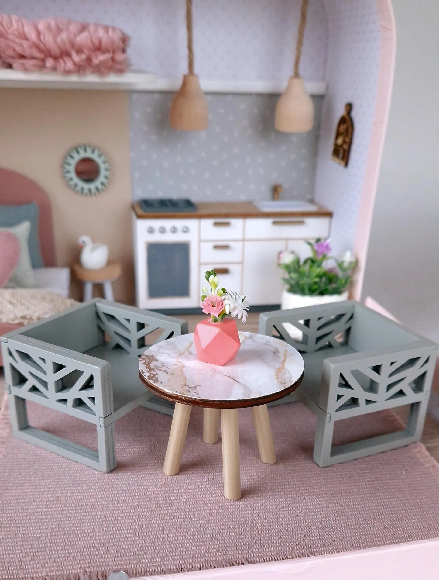 Pastellblüte – Puppenhaus im mittleren Kofferformat