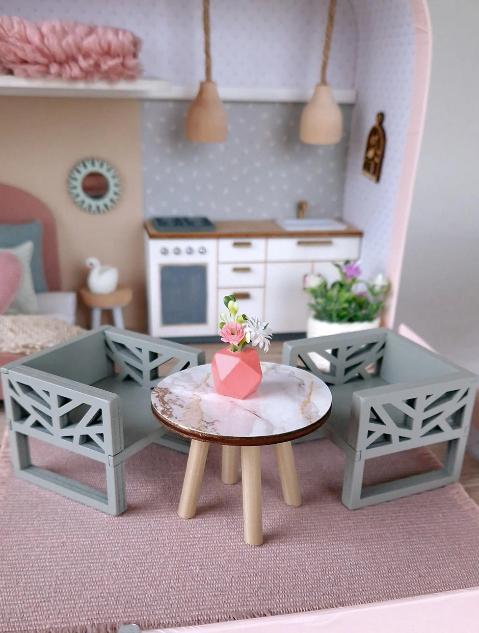 Pastellblüte – Puppenhaus im mittleren Kofferformat