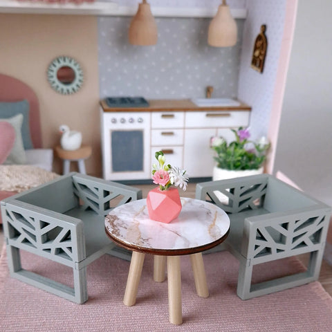 Pastellblüte – Puppenhaus im mittleren Kofferformat