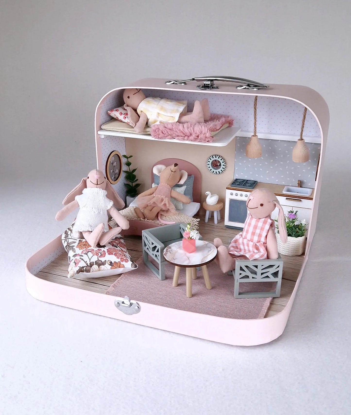 Pastellblüte – Puppenhaus im mittleren Kofferformat