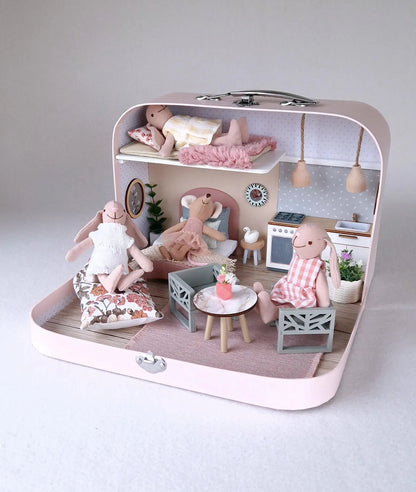 Pastellblüte – Puppenhaus im mittleren Kofferformat