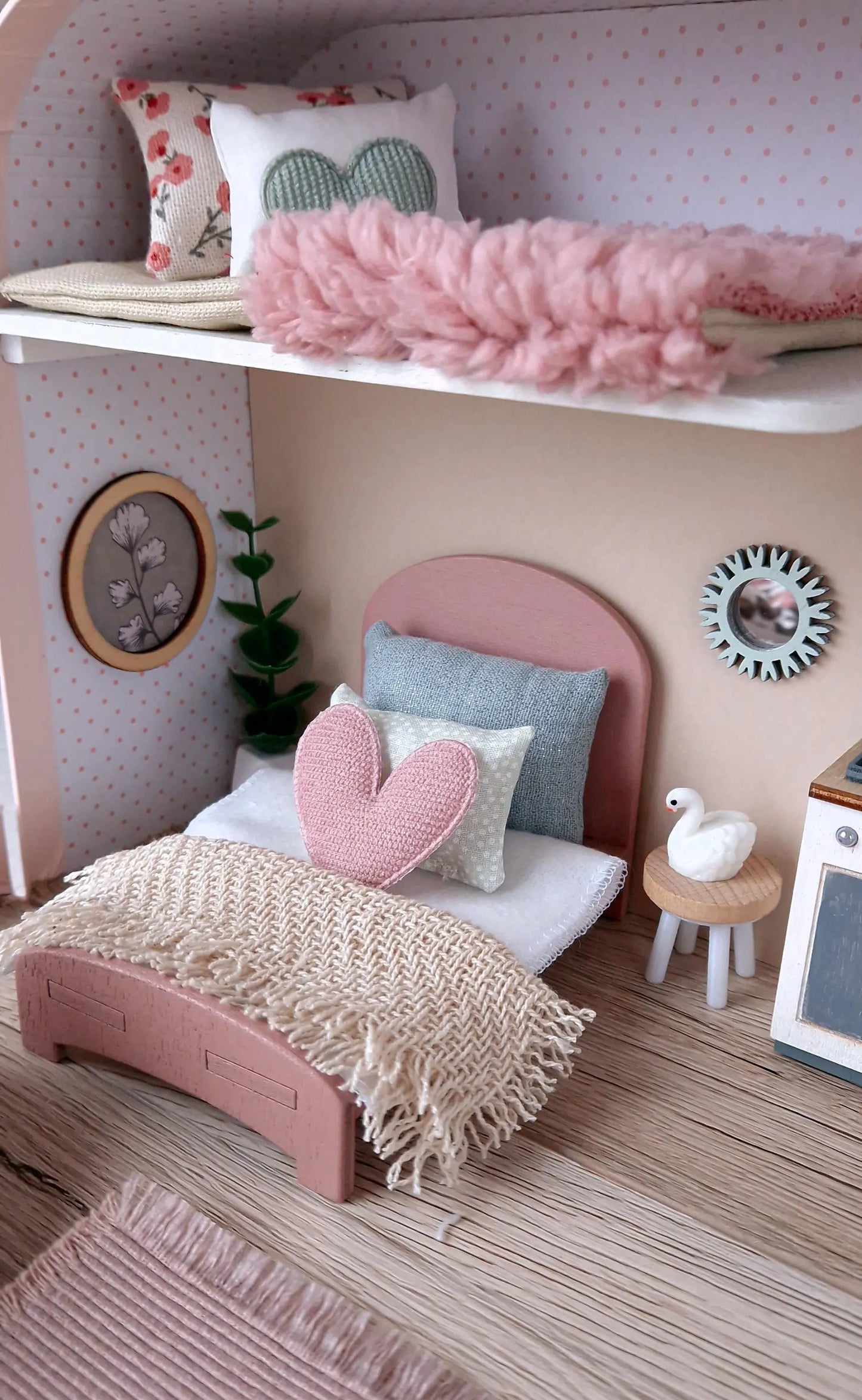 Pastellblüte – Puppenhaus im mittleren Kofferformat