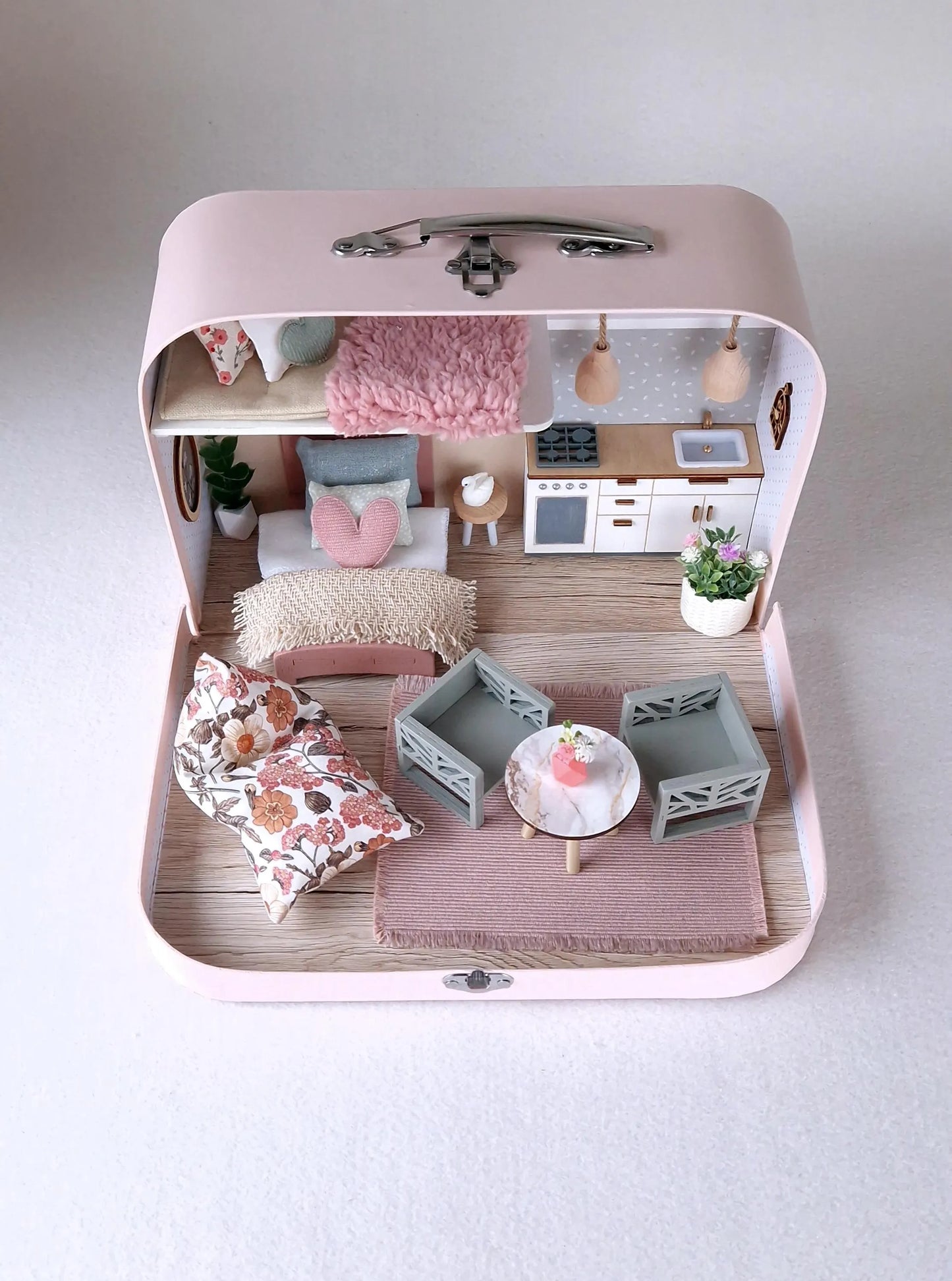 Pastellblüte – Puppenhaus im mittleren Kofferformat