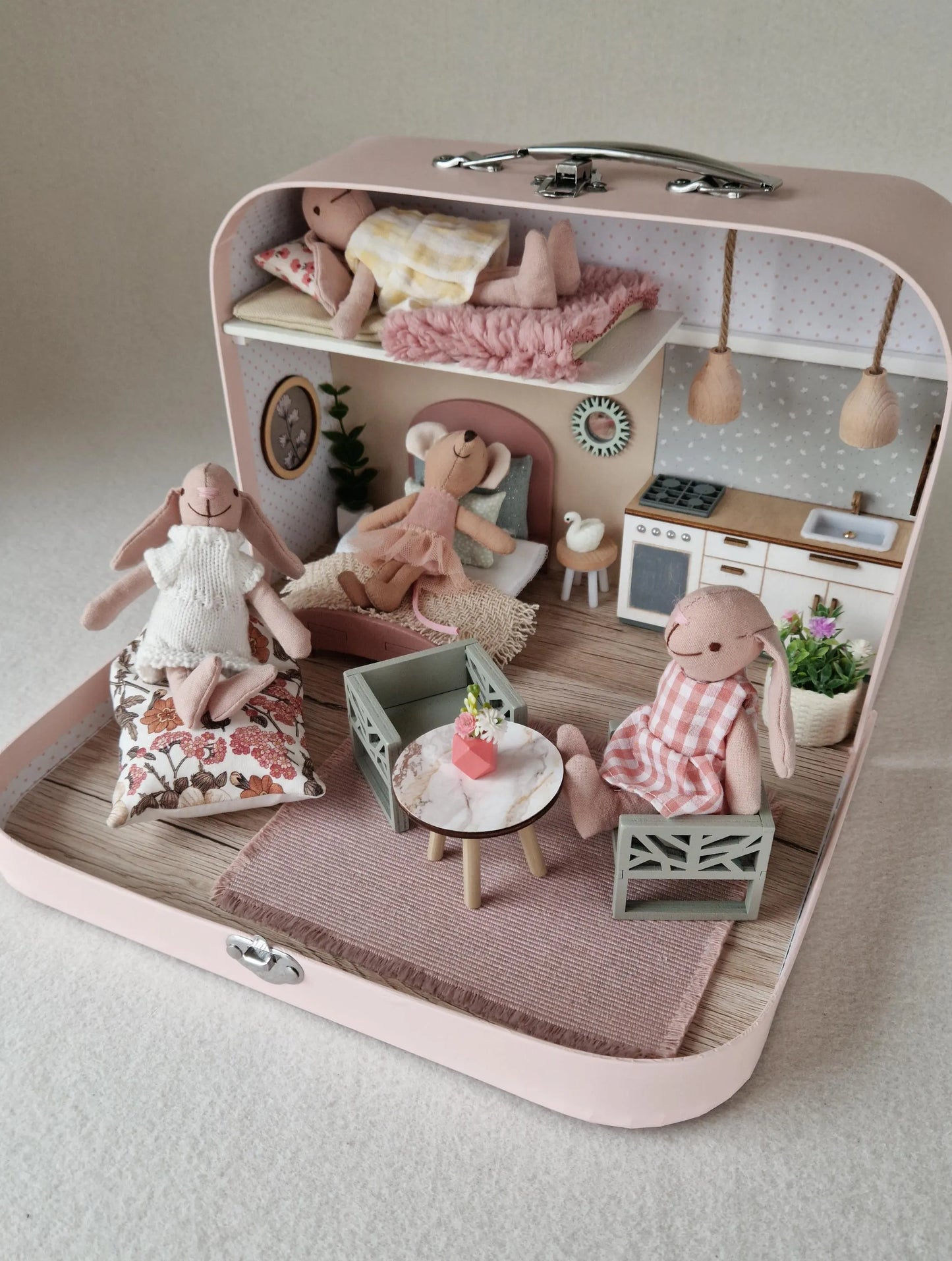 Pastellblüte – Puppenhaus im mittleren Kofferformat