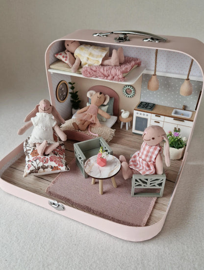 Pastellblüte – Puppenhaus im mittleren Kofferformat