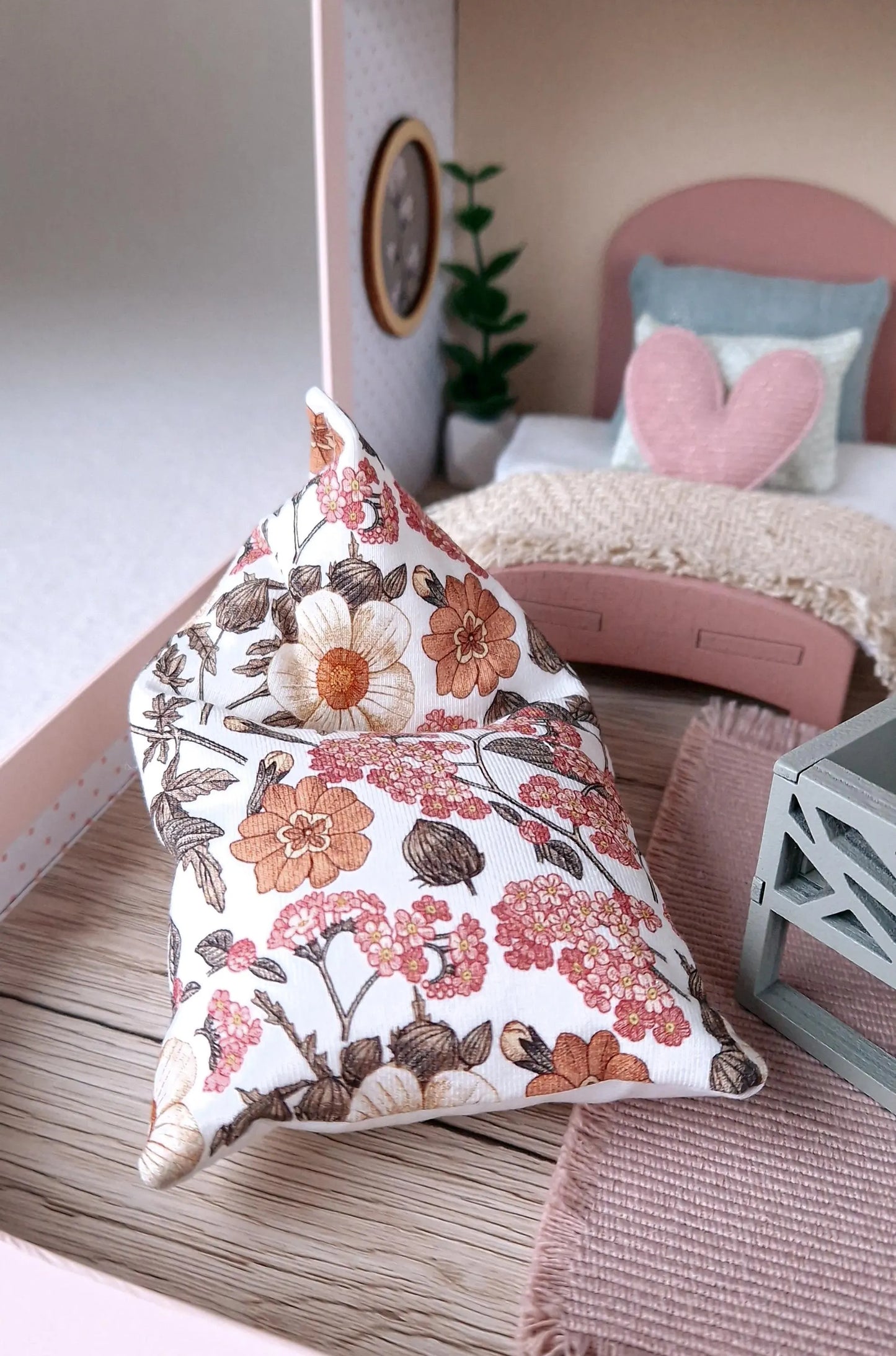 Pastellblüte – Puppenhaus im mittleren Kofferformat