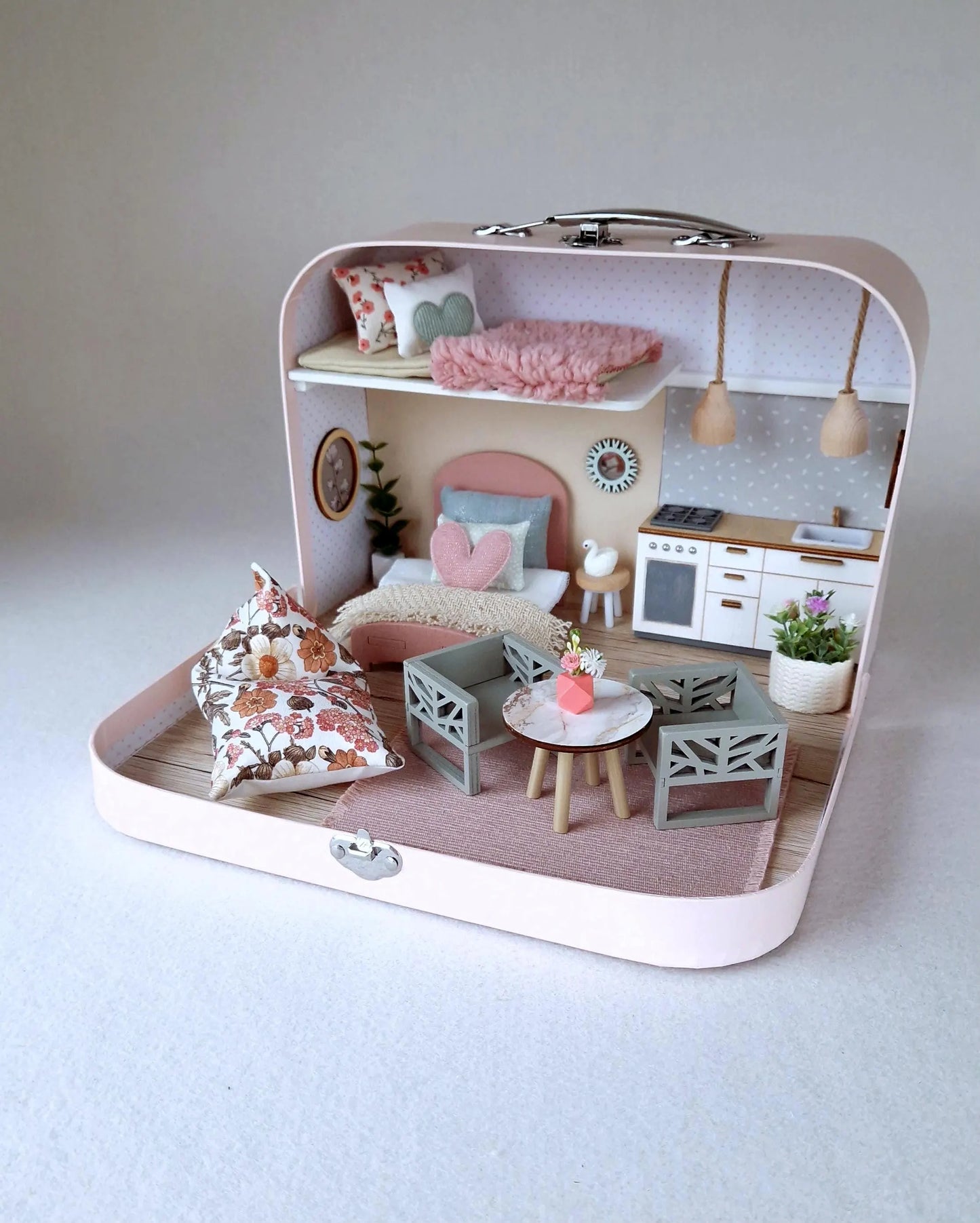 Pastellblüte – Puppenhaus im mittleren Kofferformat